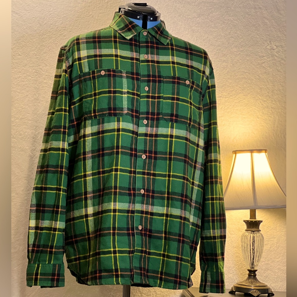 🍂 Cozy Up in Style with This Large Forest Green Dip Flannel Shirt! 🍂
